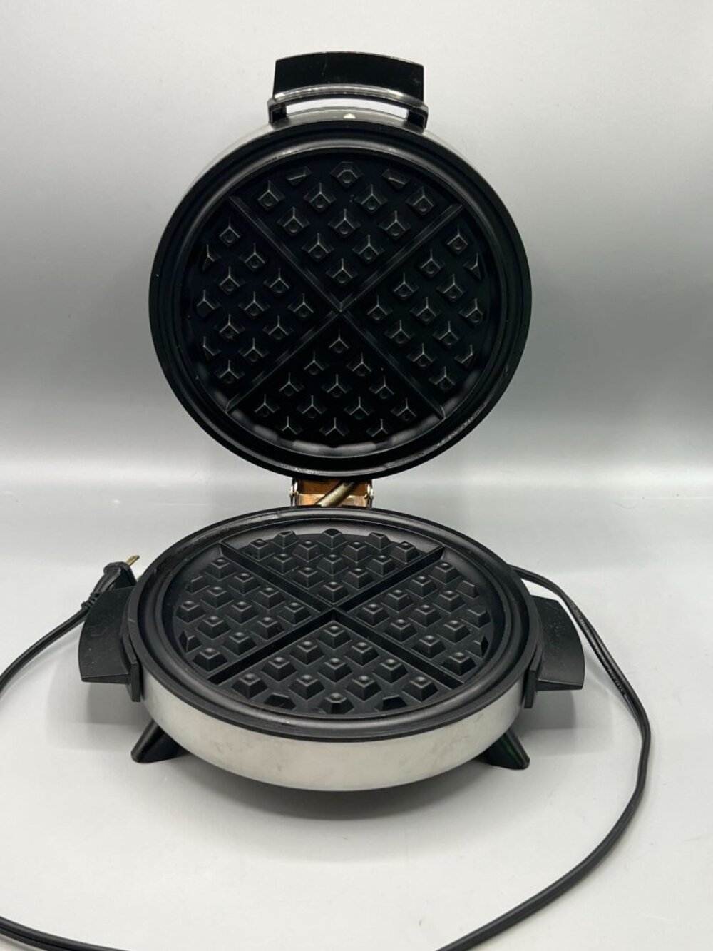 Toastmaster Belgian Waffle Maker Stainless Steel Round Nonstick Baker